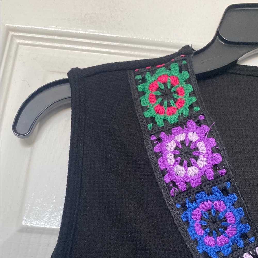 Cupshe Black and Purple Sleeveless Tank Top with Floral Embroidery - Picture 2 of 5